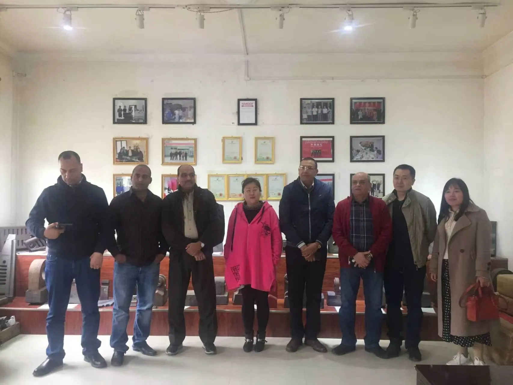 Visitantes internacionais e equipe da ZL reunidos após uma visita técnica